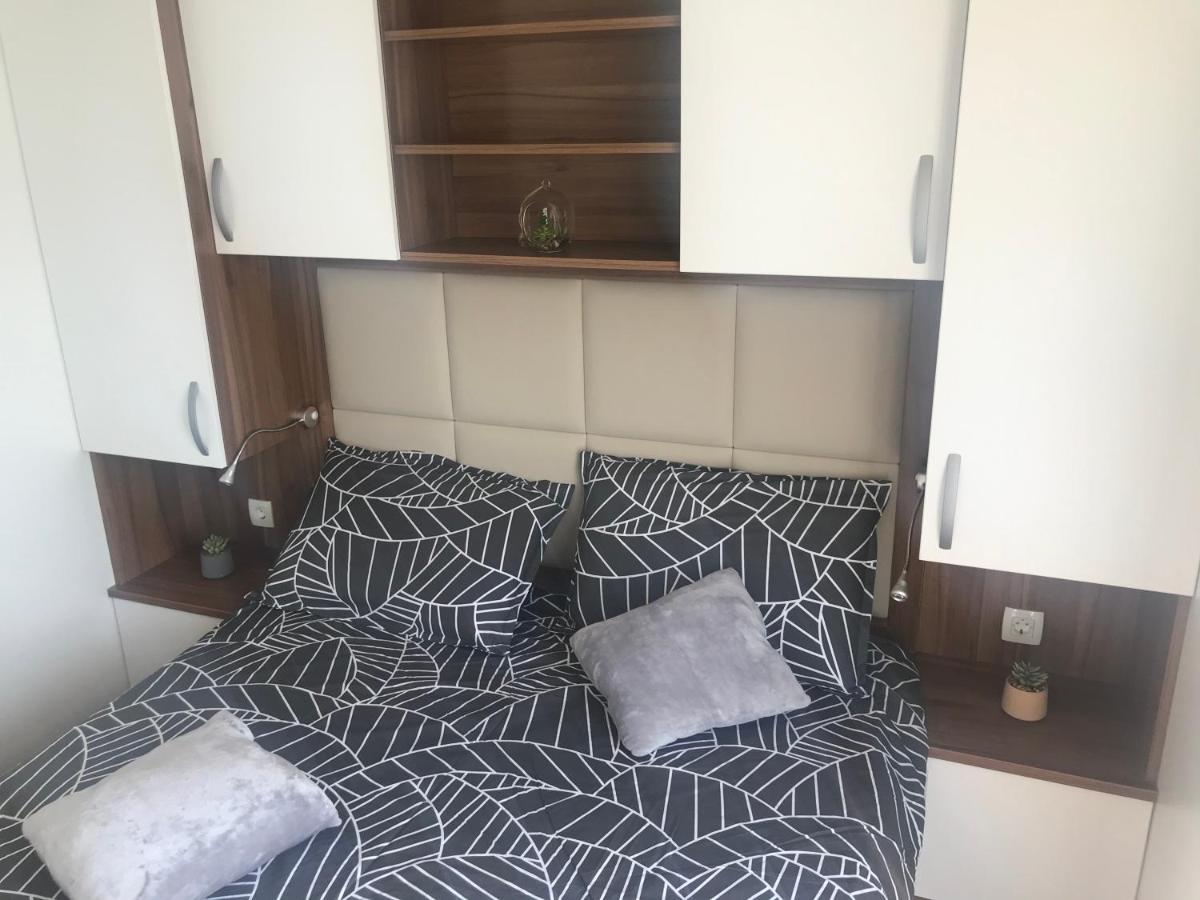 Floating House Varoni Пула Экстерьер фото