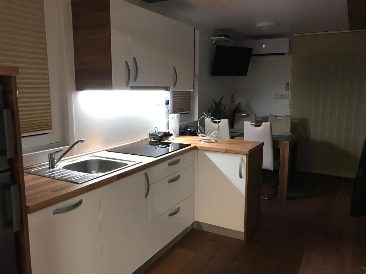 Floating House Varoni Пула Экстерьер фото