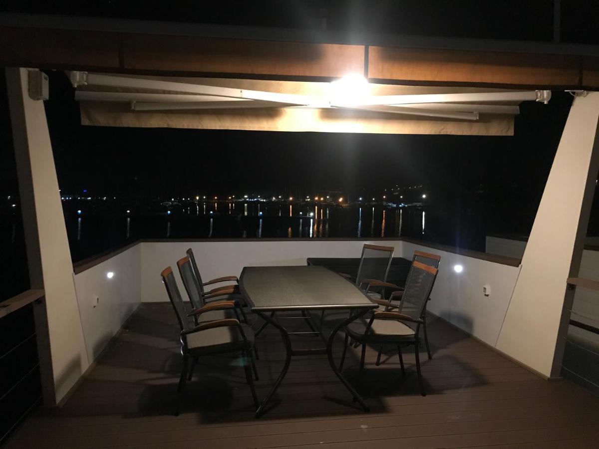 Floating House Varoni Пула Экстерьер фото