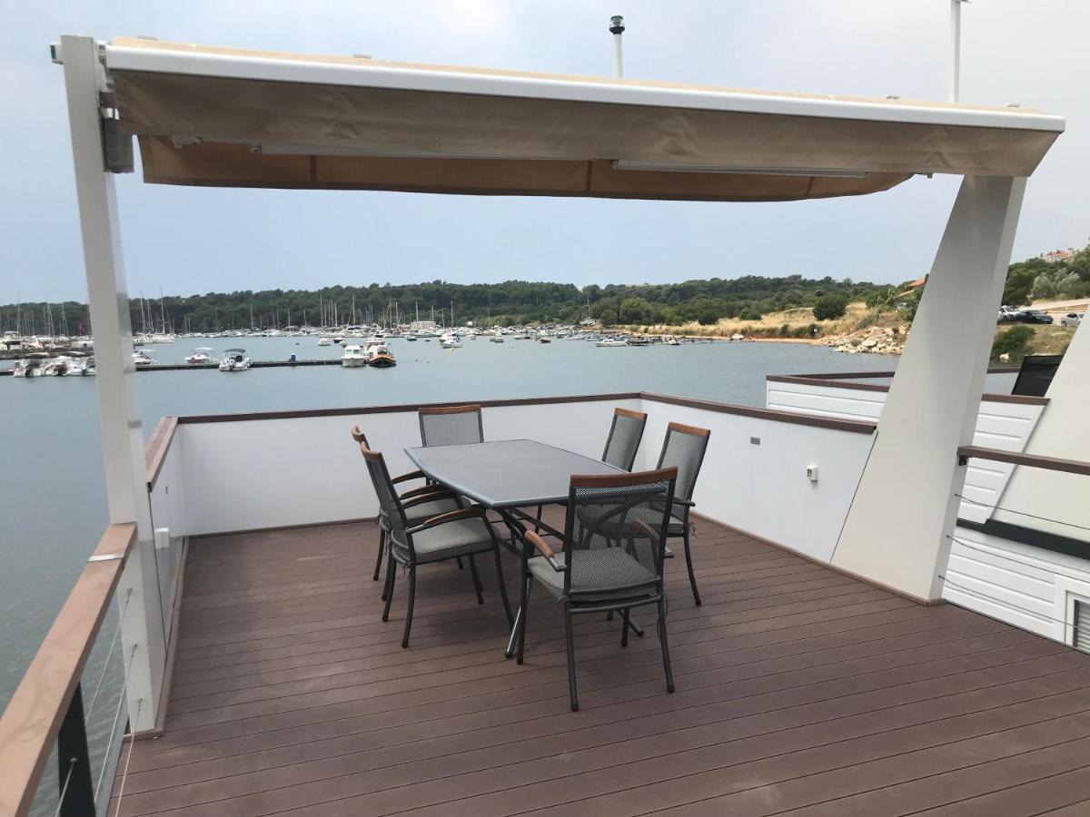Floating House Varoni Пула Экстерьер фото