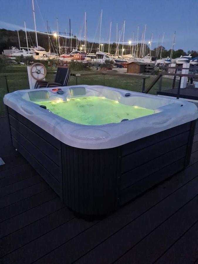 Floating House Varoni Пула Экстерьер фото