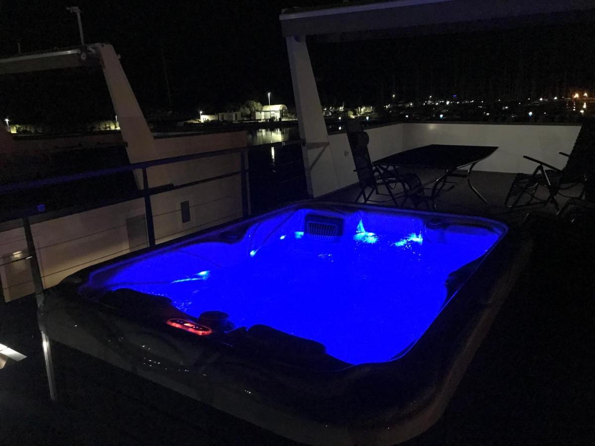 Floating House Varoni Пула Экстерьер фото